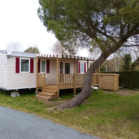 Bungalow With 3 Bedrooms In Les Mathes, With Shared Pool And Furnished Terrace - 6 Km From The Beach *